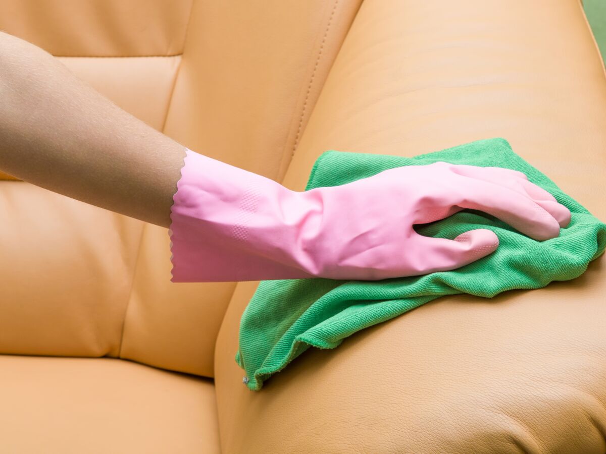 Comment nettoyer un canapé en skaï ?