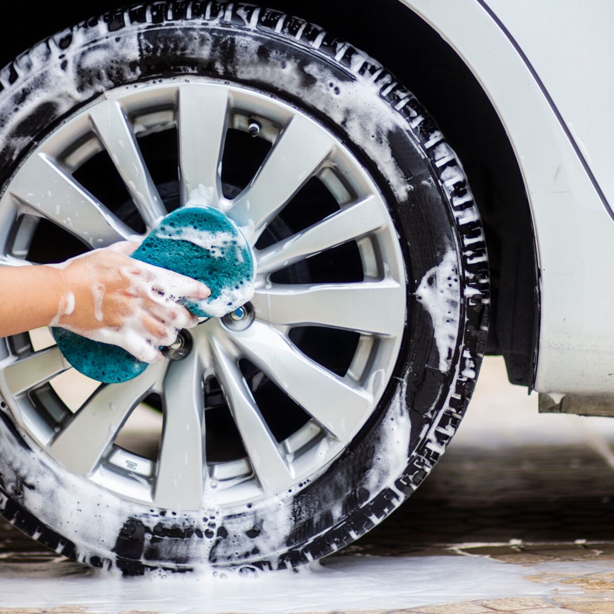 Laver sa voiture sans eau, une bonne idée ou pas ?