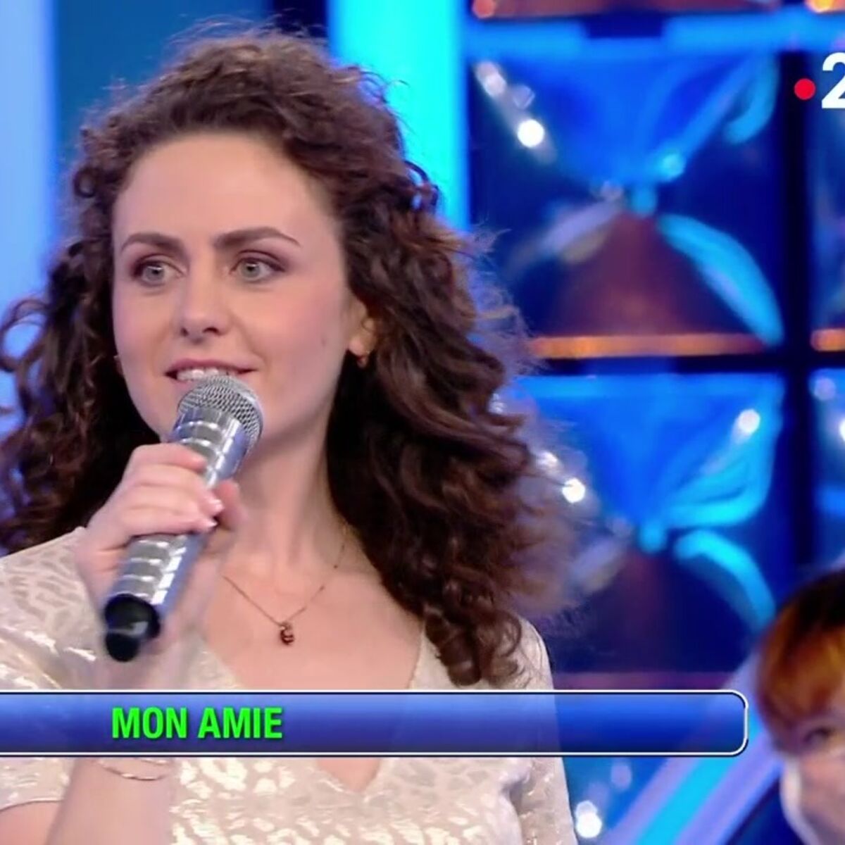 N Oubliez Pas Les Paroles Caroline Gain Caroline ("N'oubliez pas les paroles") : ce drôle de rituel qu'elle a avant  l'émission : Femme Actuelle Le MAG