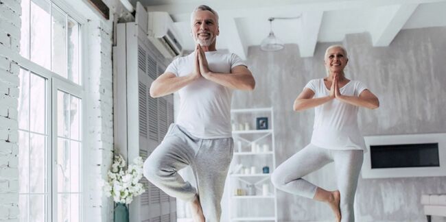 5 postures pour initier son homme au yoga