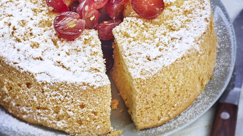 Gateau Mousseline Aux Raisins Et Compote De Pommes Decouvrez Les Recettes De Cuisine De Femme Actuelle Le Mag
