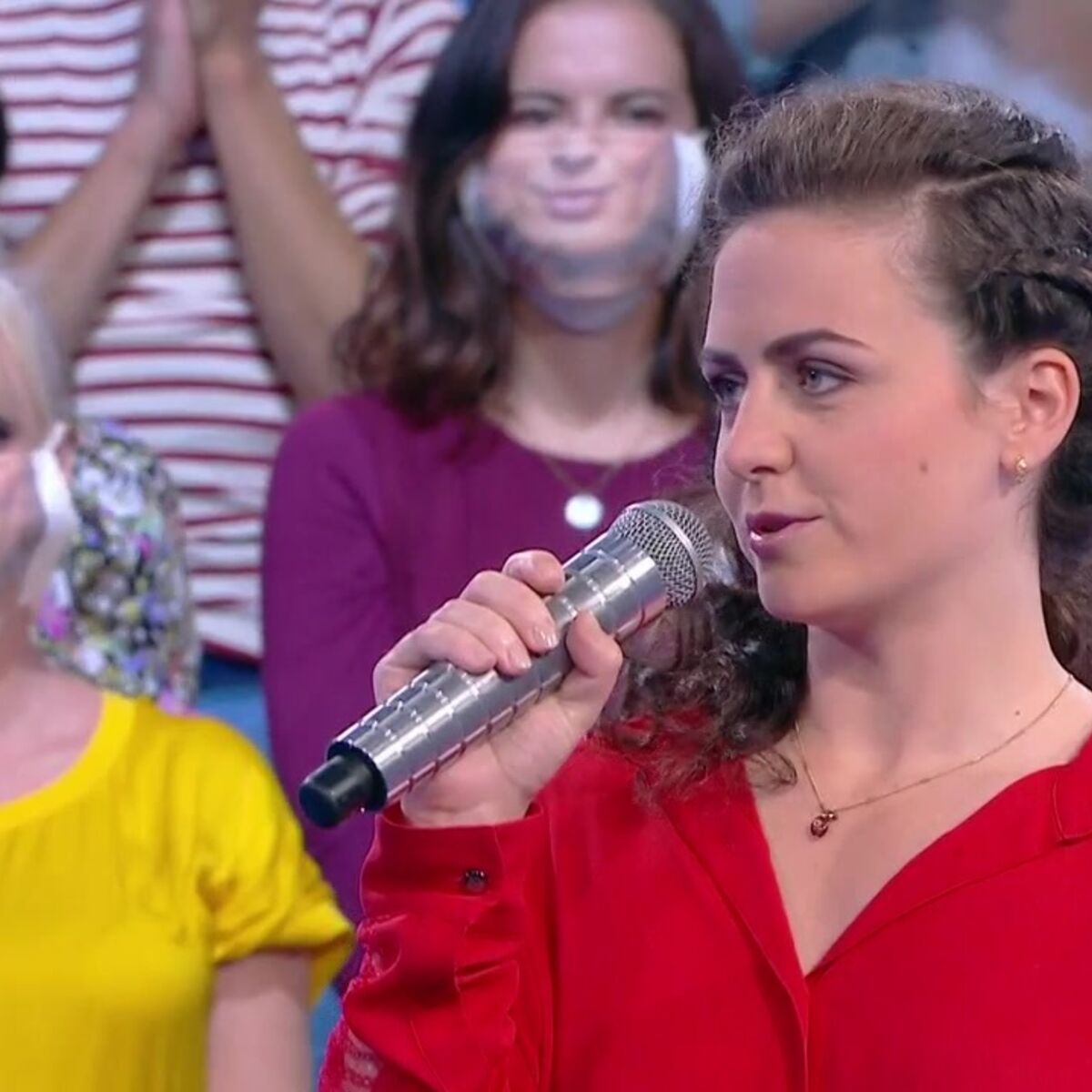 N Oubliez Pas Les Paroles Caroline Gain N'oubliez pas les paroles" : le beau geste de la Maestro Caroline avec ses  gains : Femme Actuelle Le MAG