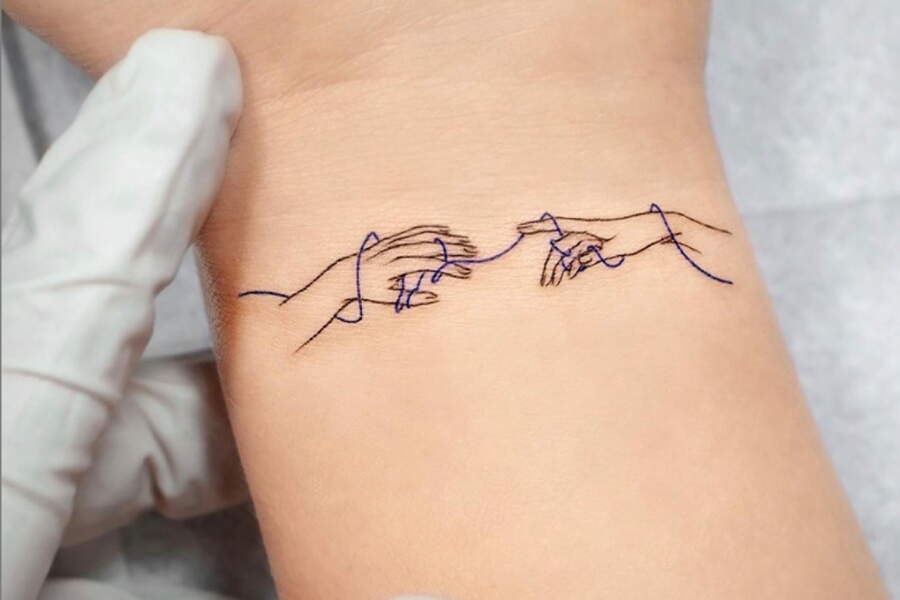 Tatouage Deux Mains Qui Se Tiennent Signification 30 petits tatouages sur lesquels craquer en 2022 - Femme Actuelle