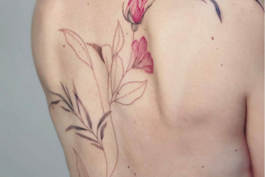 Tatouage Fleur Dans Le Dos