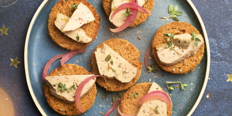 Toasts de pain d'épice, foie gras et pickles facile et rapide