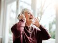 Alzheimer : pourquoi il faut continuer à écouter sa musique préférée