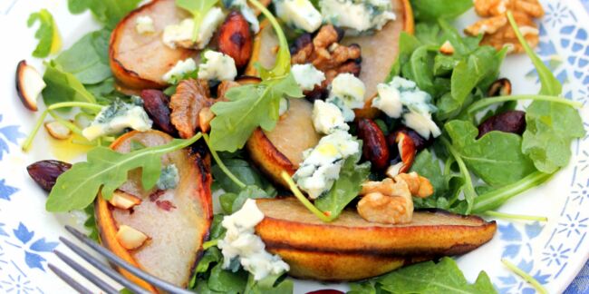 Salade de poires fondantes, noix et roquefort facile et rapide ...