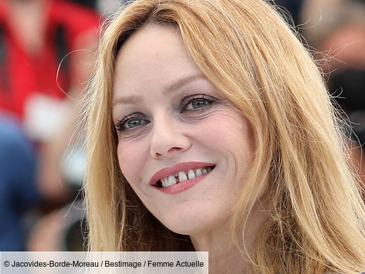 Vanessa Paradis provocante : top en crochet ouvert, foulard et cigarette à la bouche