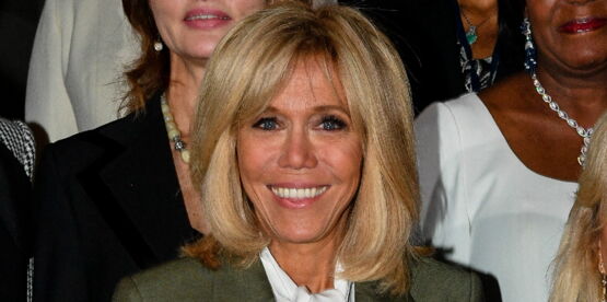 Brigitte Macron ultra-chic en manteau cape, slim et bottines à gros talon