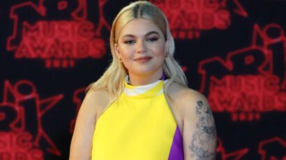 Sur scène, Louane capte toute la lumière avec son look beauté scintillant  et son pull à plumes de paon en strass