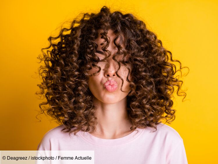 PHOTOS – Cheveux bouclés : 3 astuces pour avoir de belles ondulations - Gala