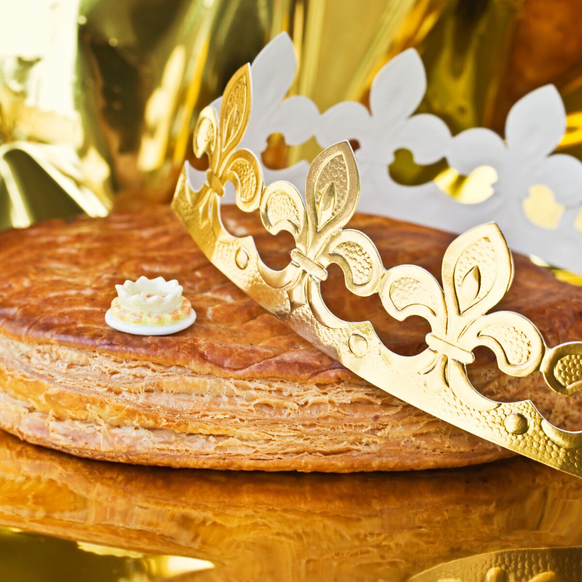 Un gâteau avec une couronne et une fève : la Galette des rois - Ceres