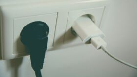 3 bonnes raisons de ne plus laisser votre chargeur de téléphone branché à vide