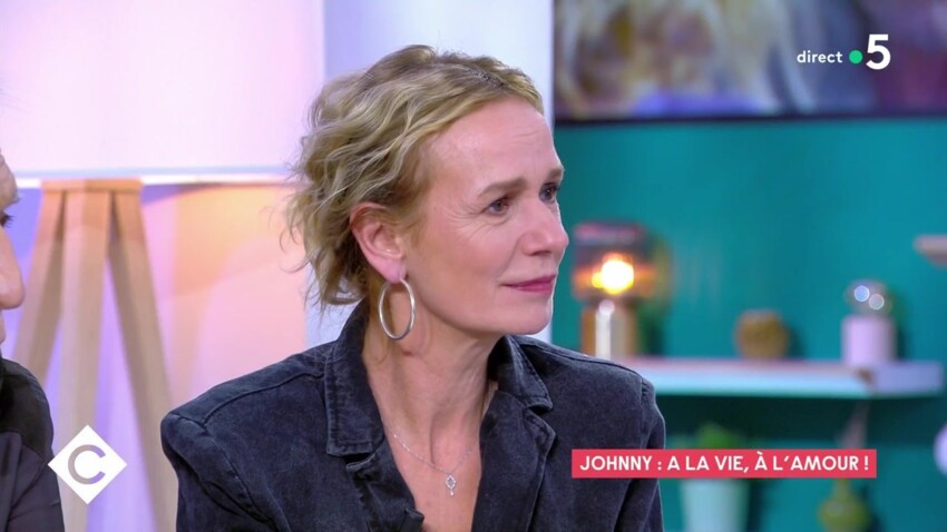 "Johnny Hallyday m'a roulé un patin" : Sandrine Bonnaire raconte son baiser surprise avec le chanteur
