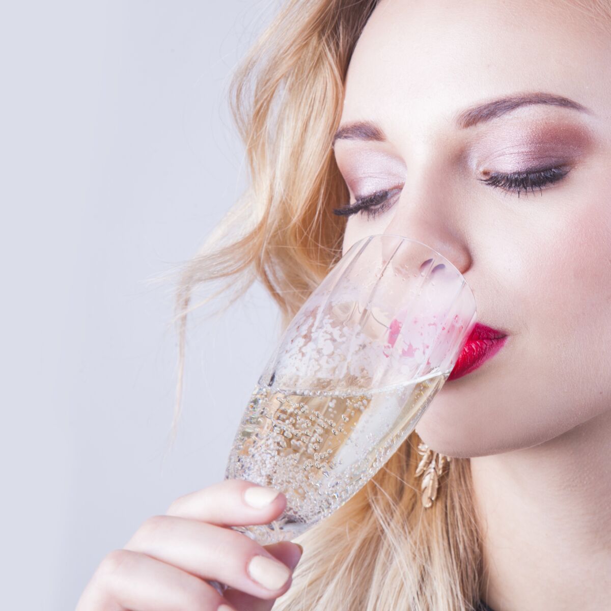 Pourquoi le rouge à lèvres nuit à la dégustation du champagne (+ nos infos  insolites) : Femme Actuelle Le MAG