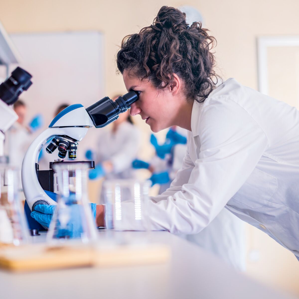 Médecin Tient Le Tube De Test Avec Du Sang Sur Le Cerveau Humain Fond De L' adn Photo stock - Image du chimie, développement: 276408468