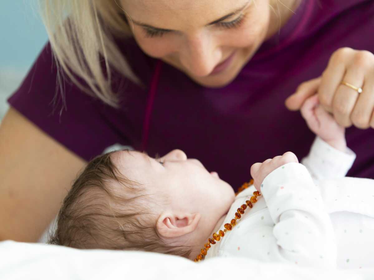 Collier d'ambre : vertus, à quel âge et quels sont les risques pour bébé ?