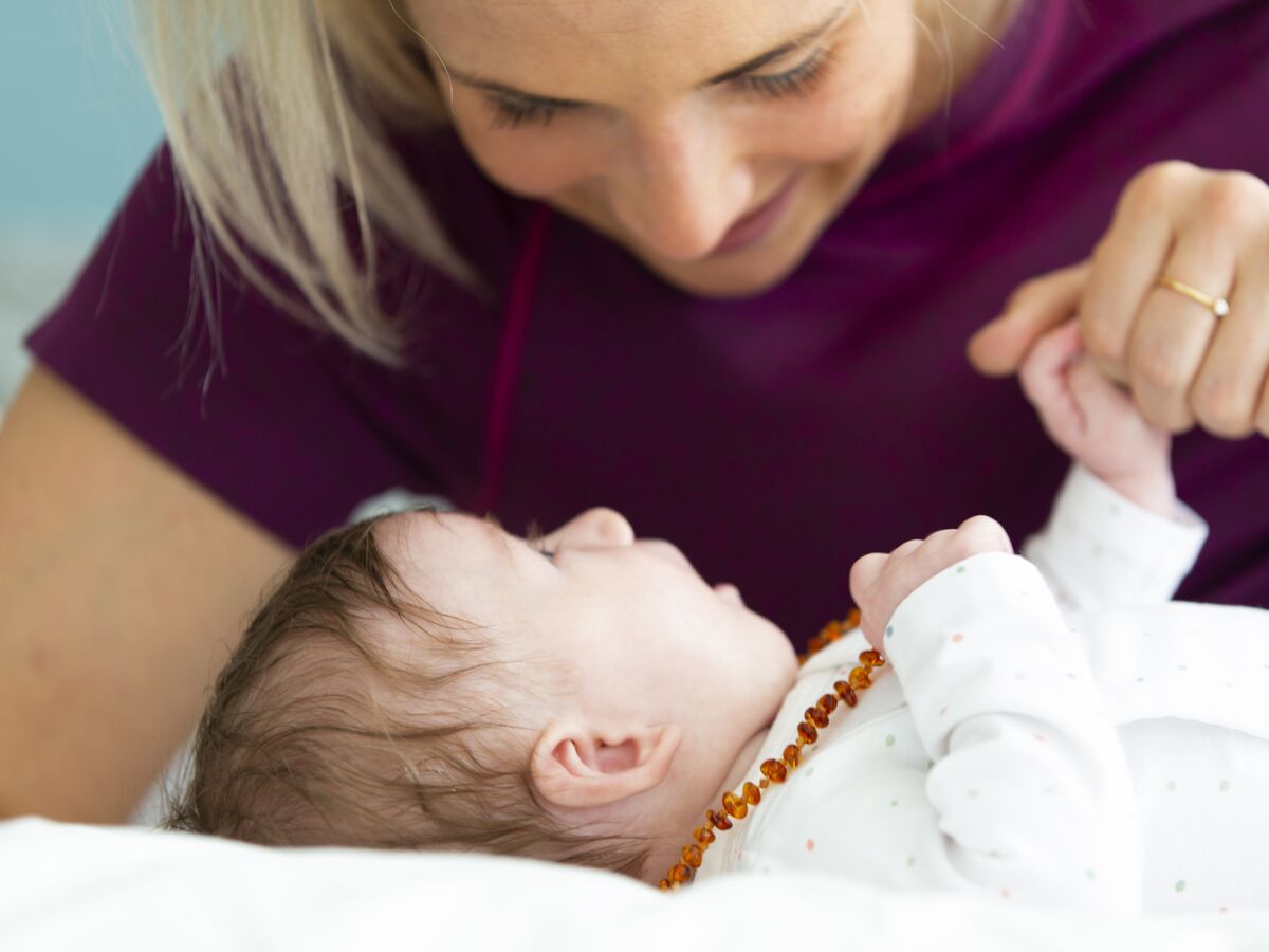 Collier en ambre pour bébés : bienfaits et conseils