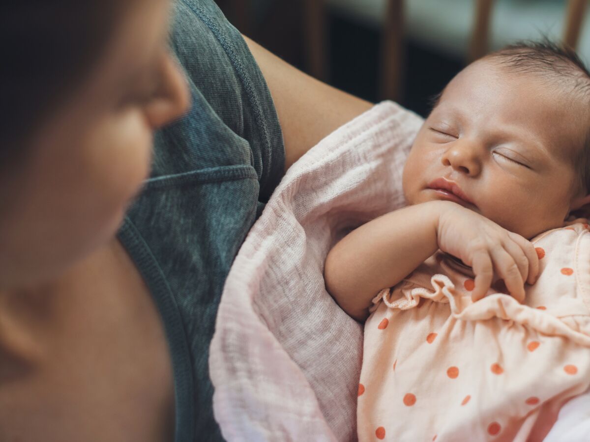 Congé maternité : une jeune maman supplie Marlène Schiappa d'en allonger la  durée
