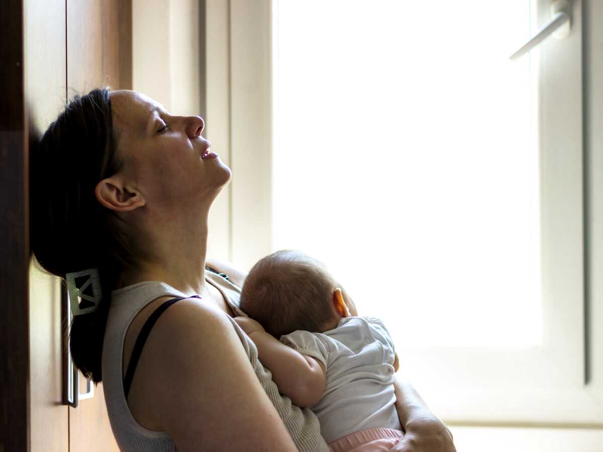 Baby blues : définition, symptômes, et quand survient-il après l'accouchement ?