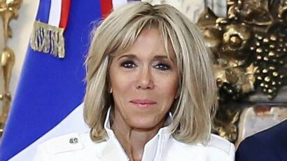 PHOTOS – Brigitte Macron : pantalon très slim, blazer blanc et