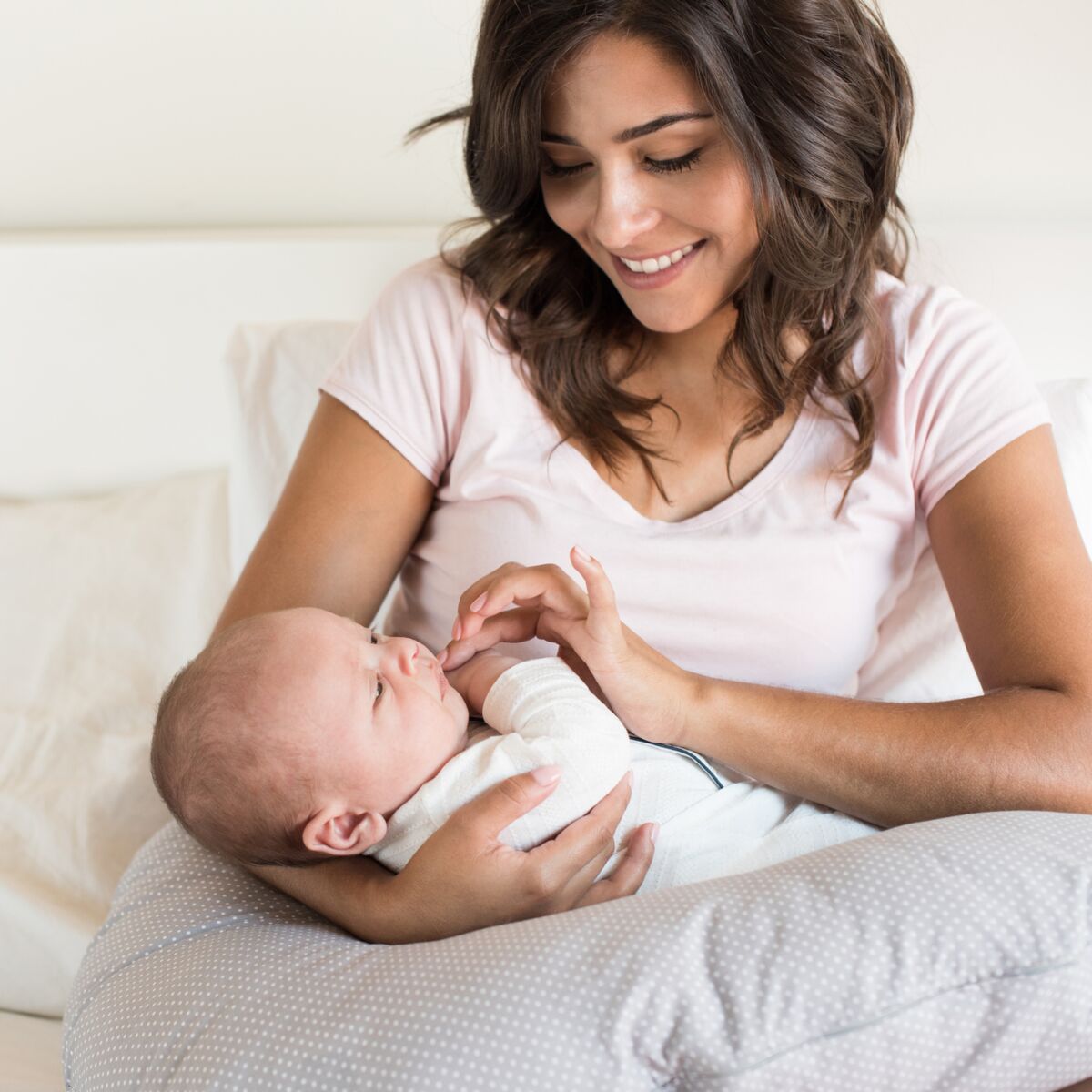 Coussin d'allaitement : bien le choisir et comment l'utiliser pour dormir  ou avec bébé : Femme Actuelle Le MAG