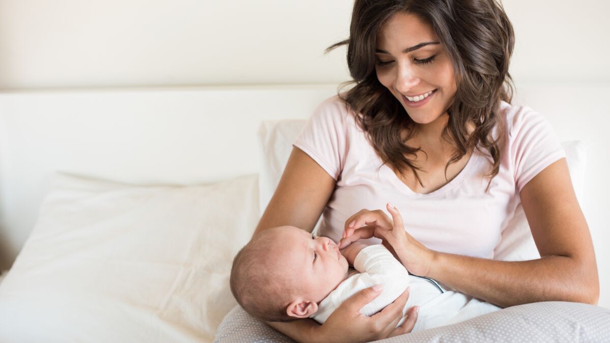 Dormir avec un coussin d'allaitement : astuces et conseils – Féminin  Maternel