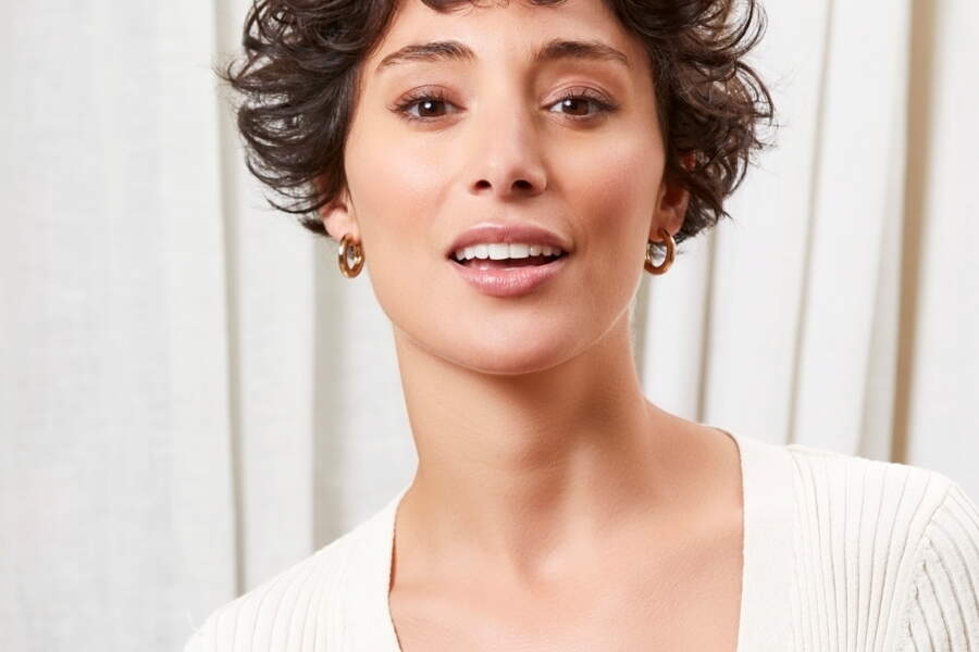 Cheveux bouclés : 28 coupes et coiffures qui vous iront forcément