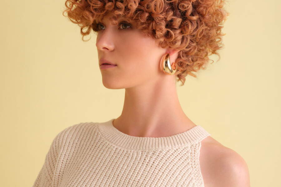 Cheveux bouclés : 28 coupes et coiffures qui vous iront forcément