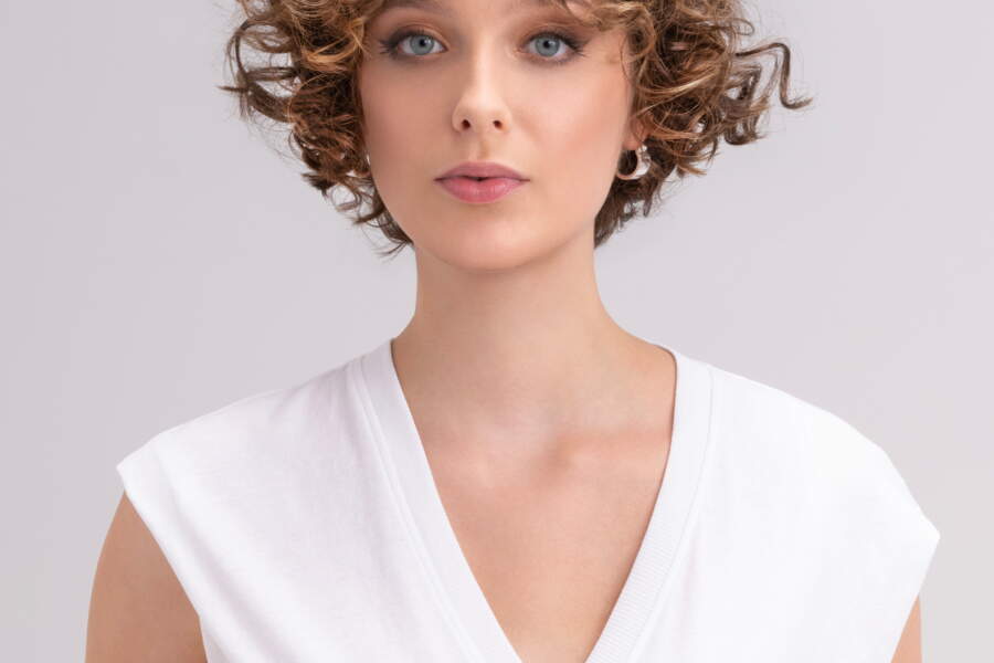 Cheveux bouclés : 28 coupes et coiffures qui vous iront forcément