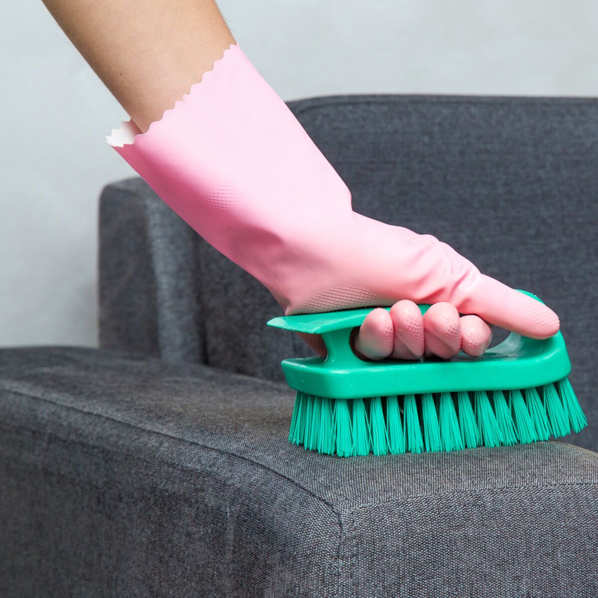 Les erreurs à ne plus faire pour nettoyer son canapé en tissu efficacement  : Femme Actuelle Le MAG
