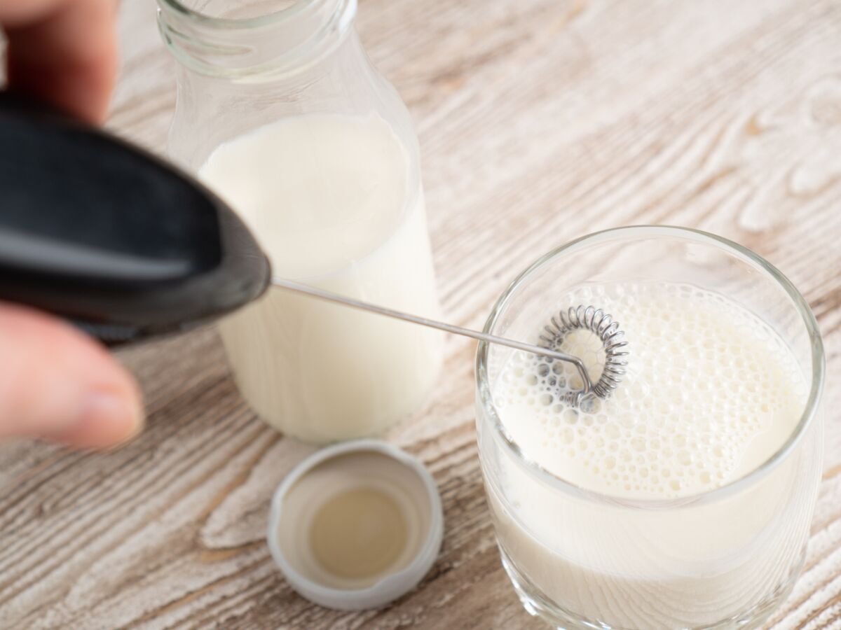 4 astuces pour faire mousser le lait sans machine
