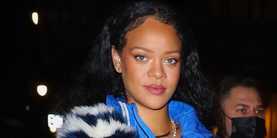 Rihanna enceinte : elle dévoile son ventre en jean taille basse sous une doudoune ouverte