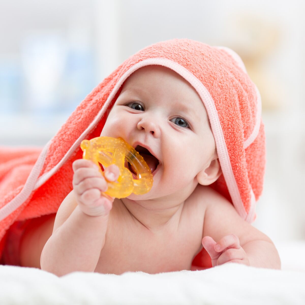 Les dents de bébé : reconnaître et soulager la poussée dentaire