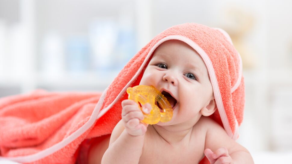 Poussée dentaire de bébé : symptômes, fièvre, durée, et comment le soulager  : Femme Actuelle Le MAG