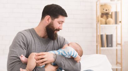 À quel âge commencer à mettre bébé dans une chaise haute ? : Femme Actuelle  Le MAG