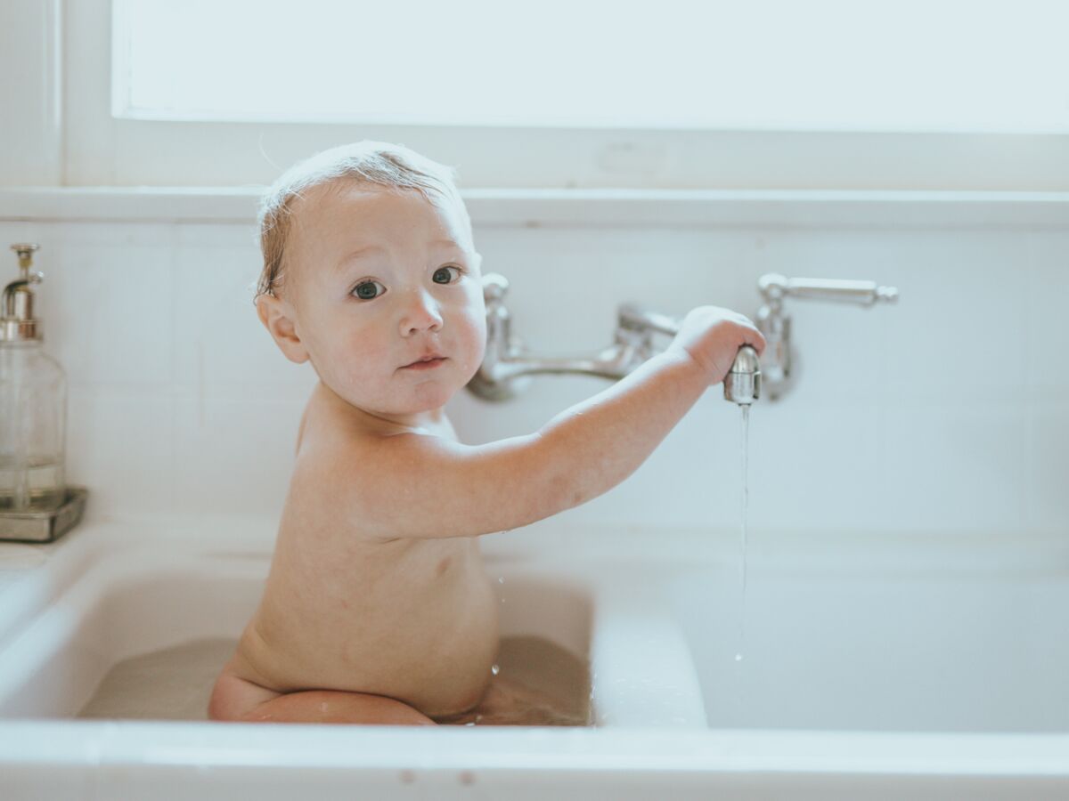 Faut-il donner le bain à bébé tous les jours ? Une puéricultrice