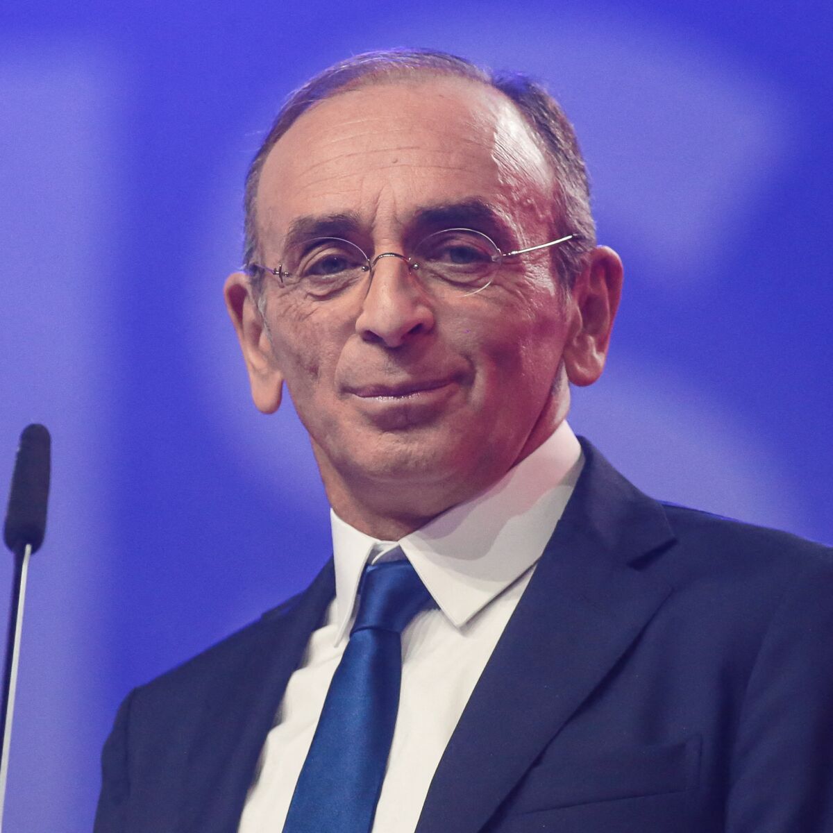 A Qui Ressemble Eric Zemmour Éric Zemmour : les internautes stupéfaits par sa ressemblance avec un  acteur français : Femme Actuelle Le MAG