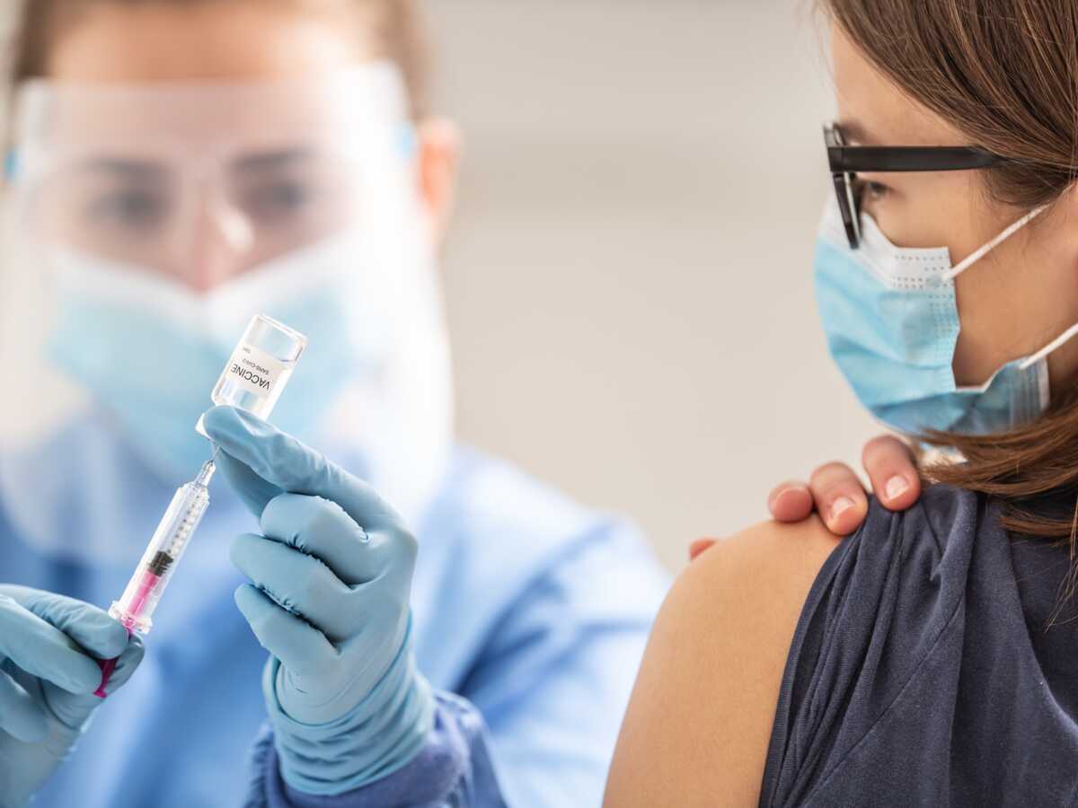 Vaccins contre le Covid-19 : les femmes sont deux fois plus à risques d’effets secondaires