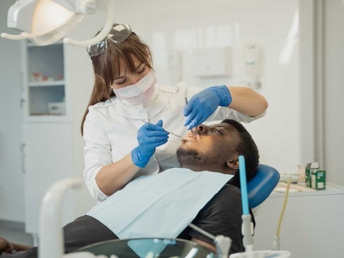 Odontologue : quelles sont les différences avec un dentiste et dans quels cas le consulter ?