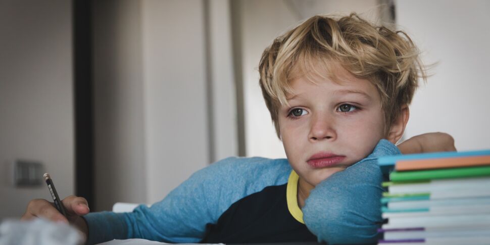 Dépression enfant : causes, symptômes à reconnaître et traitements
