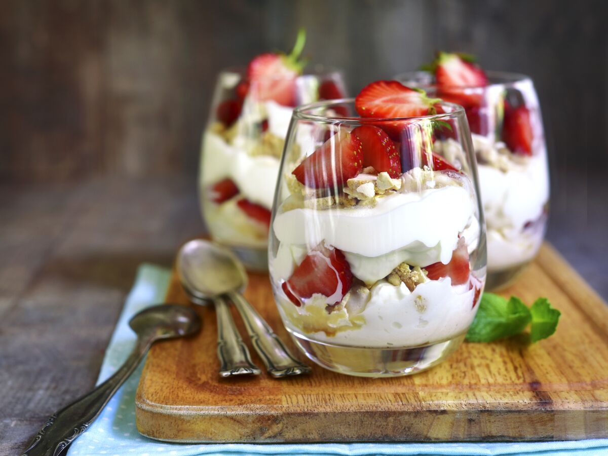 Verrines aux fraises, mousse au chocolat blanc et spéculos au sirop  d'érable - Les bonnes recettes de Julie