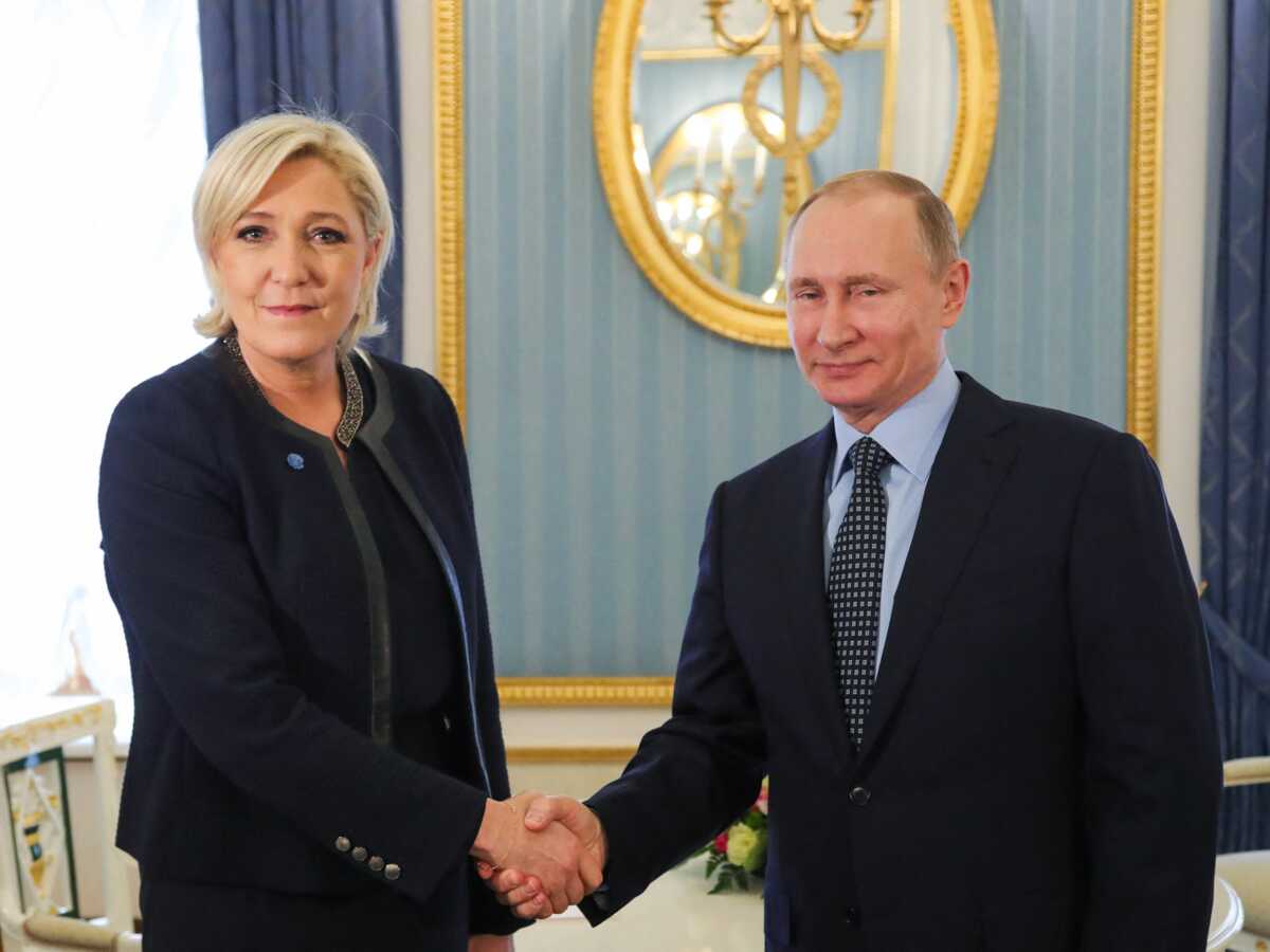 Marine Le Pen et Vladimir Poutine : photos, rencontre, tracts, propos... La candidate embarrassée