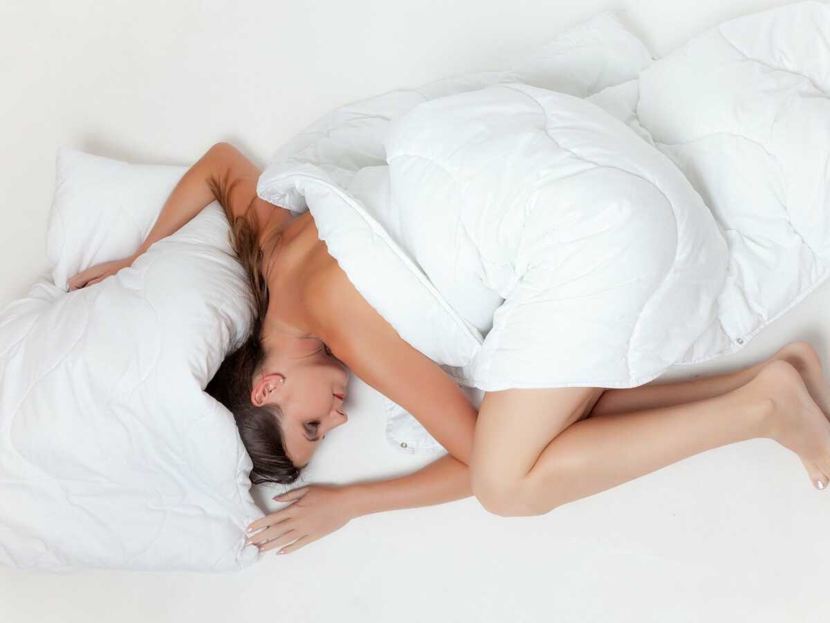 Douleurs, acné… À quelle fréquence faut-il changer son oreiller ? Un expert répond
