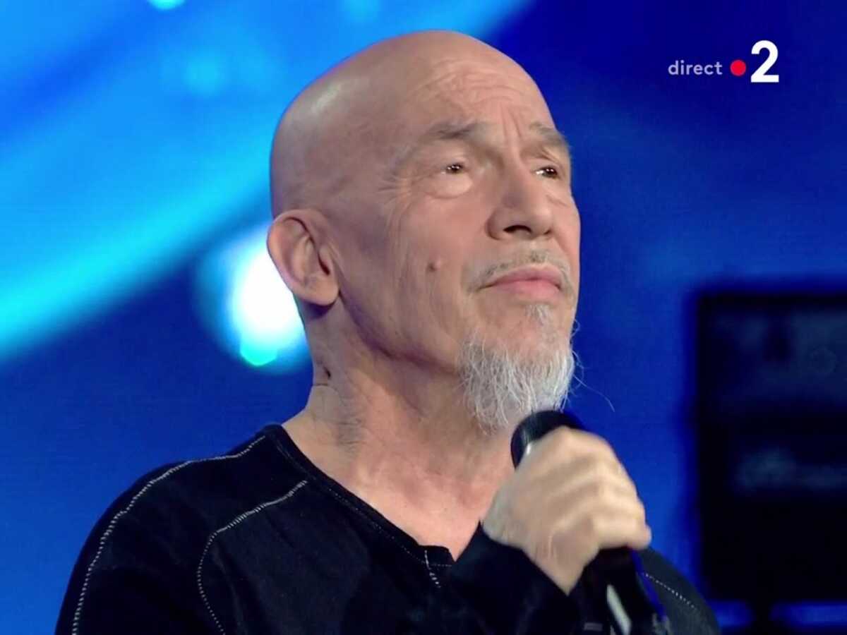 Florent Pagny atteint d'un cancer : chauve lors d'un concert, le chanteur émeut les internautes