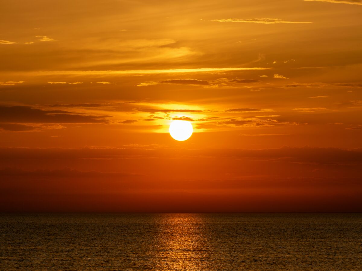 Pourquoi Le Ciel Est Orange Ciel orange : à quoi est dû ce phénomène météo qui traverse la France ? :  Femme Actuelle Le MAG