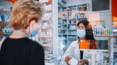 Comment trouver la pharmacie de garde la plus proche ? : Femme