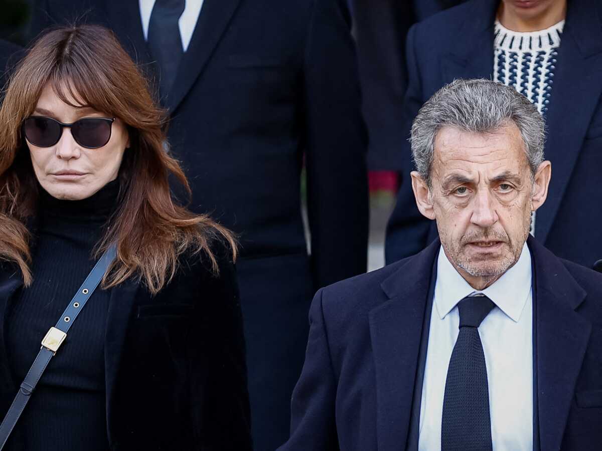 "Il ne peut pas rester vingt minutes sans la toucher" : la passion de Nicolas Sarkozy pour Carla Bruni