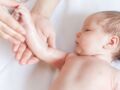 Massage bébé : bienfaits, précautions à prendre et mode d'emploi