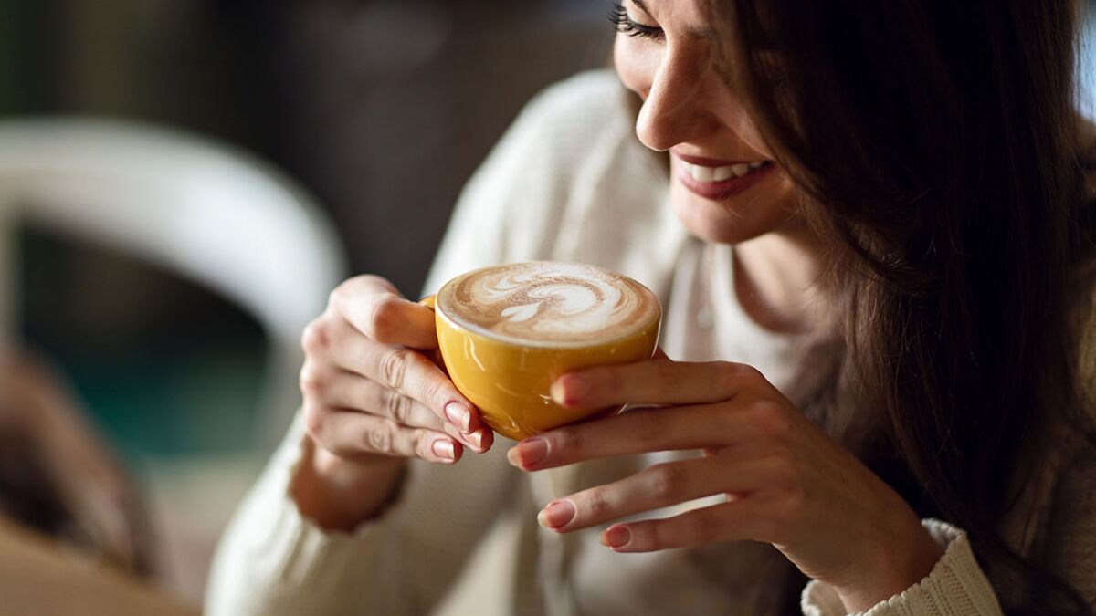 Marre du café en dosette ? Offrez-vous cette machine à café broyeur à grains  De'Longhi pour moins de 300€